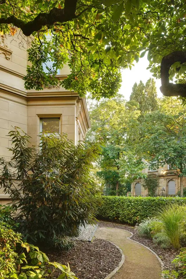 Gartenweg an der Jugendstilvilla der Ortho-Klinik Rhein-Main