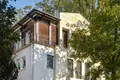 Moderner Klinik-Neubau der Ortho-Klinik Rhein-Main mit Dachterrasse hinter der Backsteinmauer