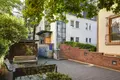Innenhof der Ortho-Klinik Rhein-Main mit Sitzbänken und Treppe zum verglasten Praxiszugang