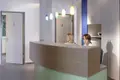 Empfangstresen der orthopädischen Praxis mit zwei Mitarbeiterinnen