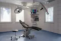 Operationssaal der Ortho-Klinik Rhein-Main mit OP-Tisch, OP-Leuchten und Arthroskopie-Turm