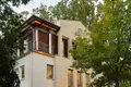 Beleuchteter Klinik-Neubau der Ortho-Klinik Rhein-Main am Abend