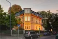Beleuchtete Jugendstilvilla der Ortho-Klinik Rhein-Main in der Abenddämmerung