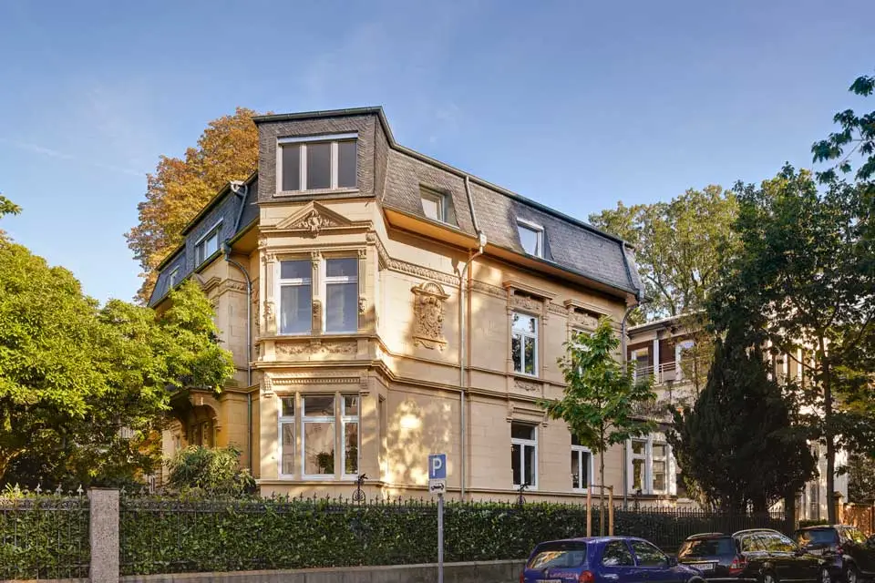 Historische Jugendstilvilla der Ortho-Klinik Rhein-Main mit Sandsteinfassade und Schieferdach